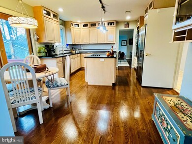 10906 Miller Rd, Oakton, VA 22124 - photo 4