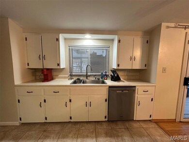 801 Stamper Ln, Godfrey, IL 62035 - photo 4