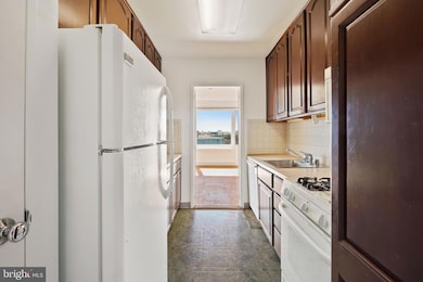 The Potomac Plaza Co-op unit 921, Washington, DC 20037 - photo 4