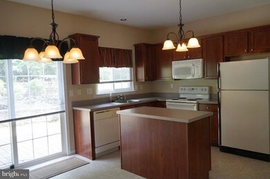 1044 Fallbrook Ln, Pottstown, PA 19464 - photo 5