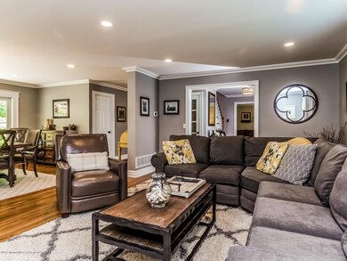 011-Living_Room-4653291-medium4x3