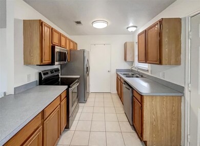 905 Hodge St, Cleburne, TX 76033 - photo 2