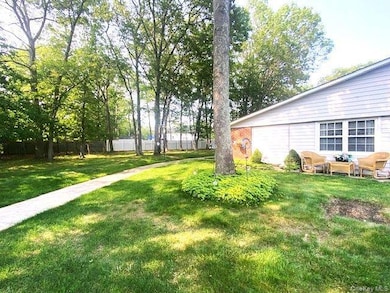 259 Newcastle Ct unit E, Ridge, NY 11961 - photo 3