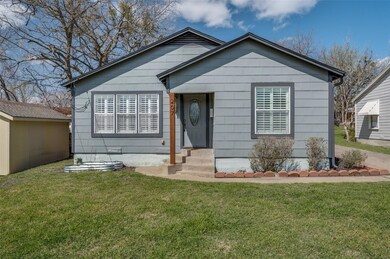 Bungalow with entry steps and a front yard