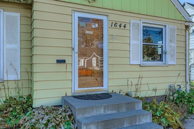 1644 Arlington Ave e - MLS Sized - 005 - 04 Exterior Front Entry.jpg