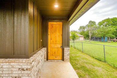 303 Chase Ave, Cleburne, TX 76031 - photo 4