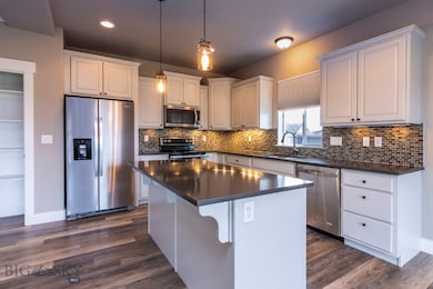 Kitchen with large island