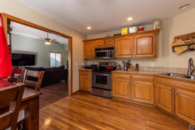 905 N Gunnison Way, Lawrence, KS 66049 - photo 2