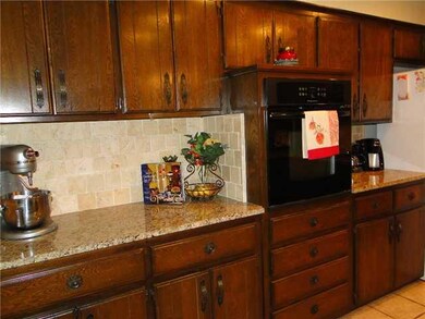 Kitchen. Workspace on both sides of the oven, how 