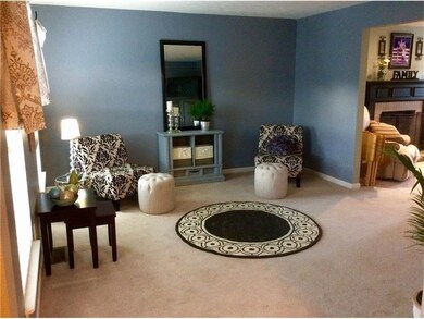 Beautifully decorated 15x13 livingroom opens to th