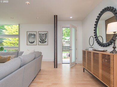Living Room/Entrance