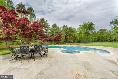 8911 Saunders Ln, Bethesda, MD 20817 - photo 3