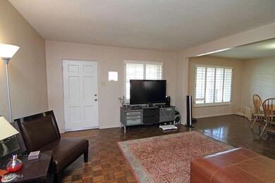 3 - 161 W Pierson St - Entry