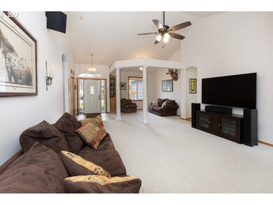 Living Room/Entrance