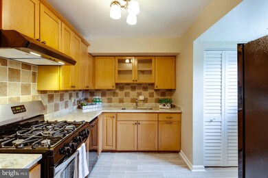 5928 Mayflower Ct, Alexandria, VA 22312 - photo 4