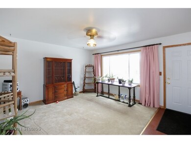 153 Skyline Dr, Carpentersville, IL 60110 - photo 3