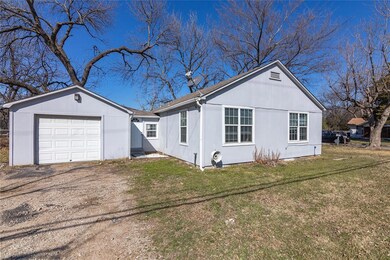 1107 S Paris St, Ennis, TX 75119 - photo 4
