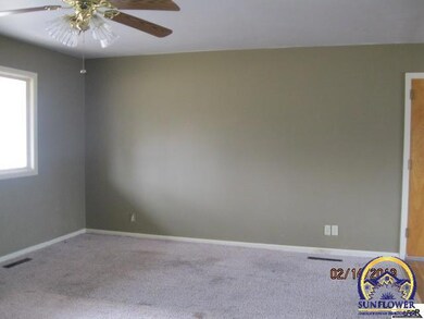 2743 SW James St, Topeka, KS 66614 - photo 3