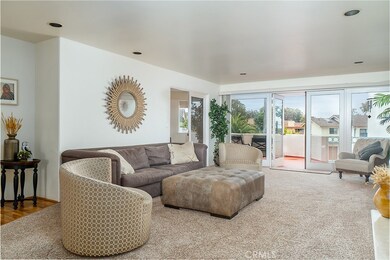Huge Great Room w/ abundant natural lighting.