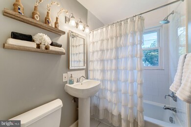 10805 Maple St, Fairfax, VA 22030 - photo 6