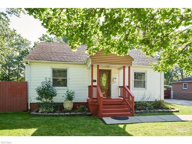 Bungalow featuring a front lawn