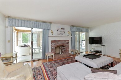 04_6MaddaketLane_10002_LivingRoom_MLSuse