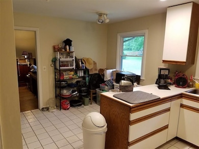 KITCHEN DINETTE AREA.