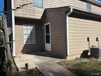 2607 Wynterhall Rd SE unit D, Huntsville, AL 35803 - photo 2