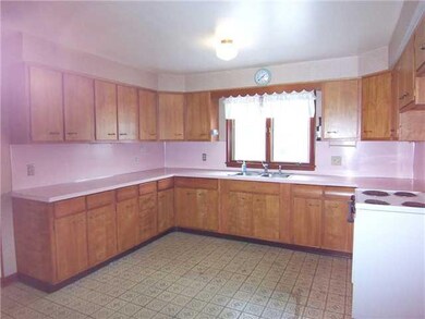 Kitchen LARGE KITCHEN WITH AMPLE COUNTERS AND CABI