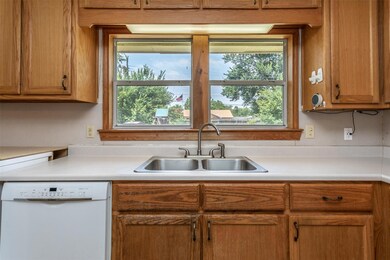 1711 E Garnett St, Gainesville, TX 76240 - photo 4