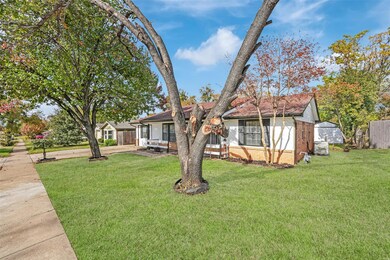 View of front facade with a front yard