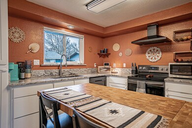 715 Ash St, Central Point, OR 97502 - photo 3