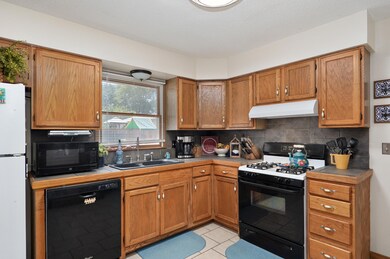 1050 W Minor St-11