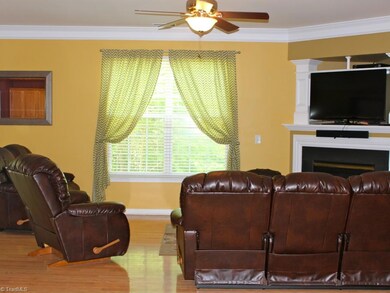 Living Room w/gas fireplace
