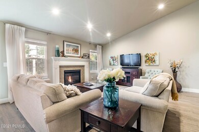 4_Living-Room_high_3772338