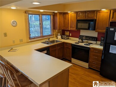 Fully equipped kitchen with toaster and coffee mak