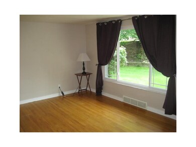 Living Room. Spacious and bright living room. Beau