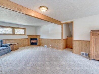 Large familyroom inbetween the garage and kitchen.