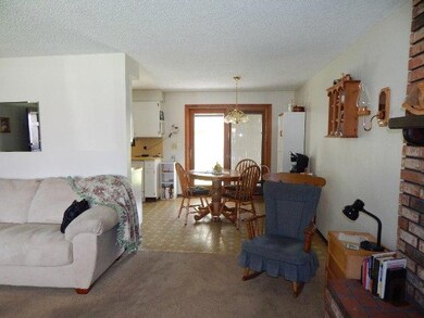 03 From liv. rm into dining area