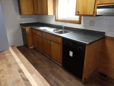 230 N Vine St, New Castle, PA 16101 - photo 2