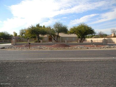 Front of home with circluar drive
