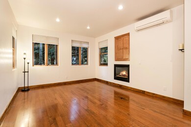 304SummersetLn_LivingRm