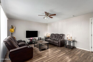 2324 N 54th Ln unit 3, Phoenix, AZ 85035 - photo 2