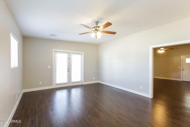 006-photo-family-room-8776607