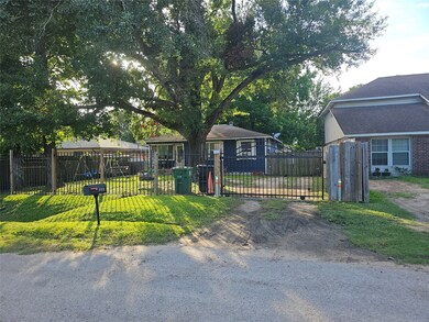 988 Ringold St, Houston, TX 77088 - photo 2