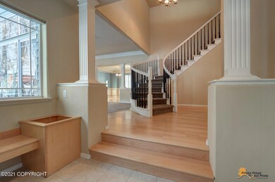 Foyer w/Built-In Seating