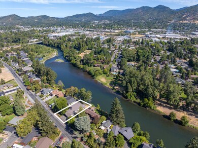 1204 E Park St, Grants Pass, OR 97527 - photo 3