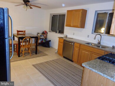 8214 Springfield Village Dr, Springfield, VA 22152 - photo 5