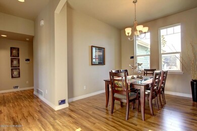 Dining (photo similar)