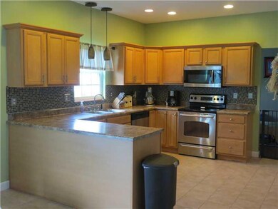 Cafeteria/Kitchen. Fully equipped kitchen with sta